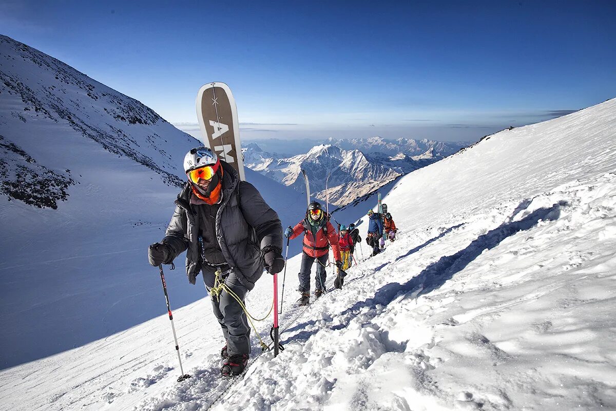 Эльбрус спуск. Горнолыжники на Эльбрусе. Эльбрус горнолыжный курорт восхождение. Восхождение на вершину Эльбруса. Актру скитур.