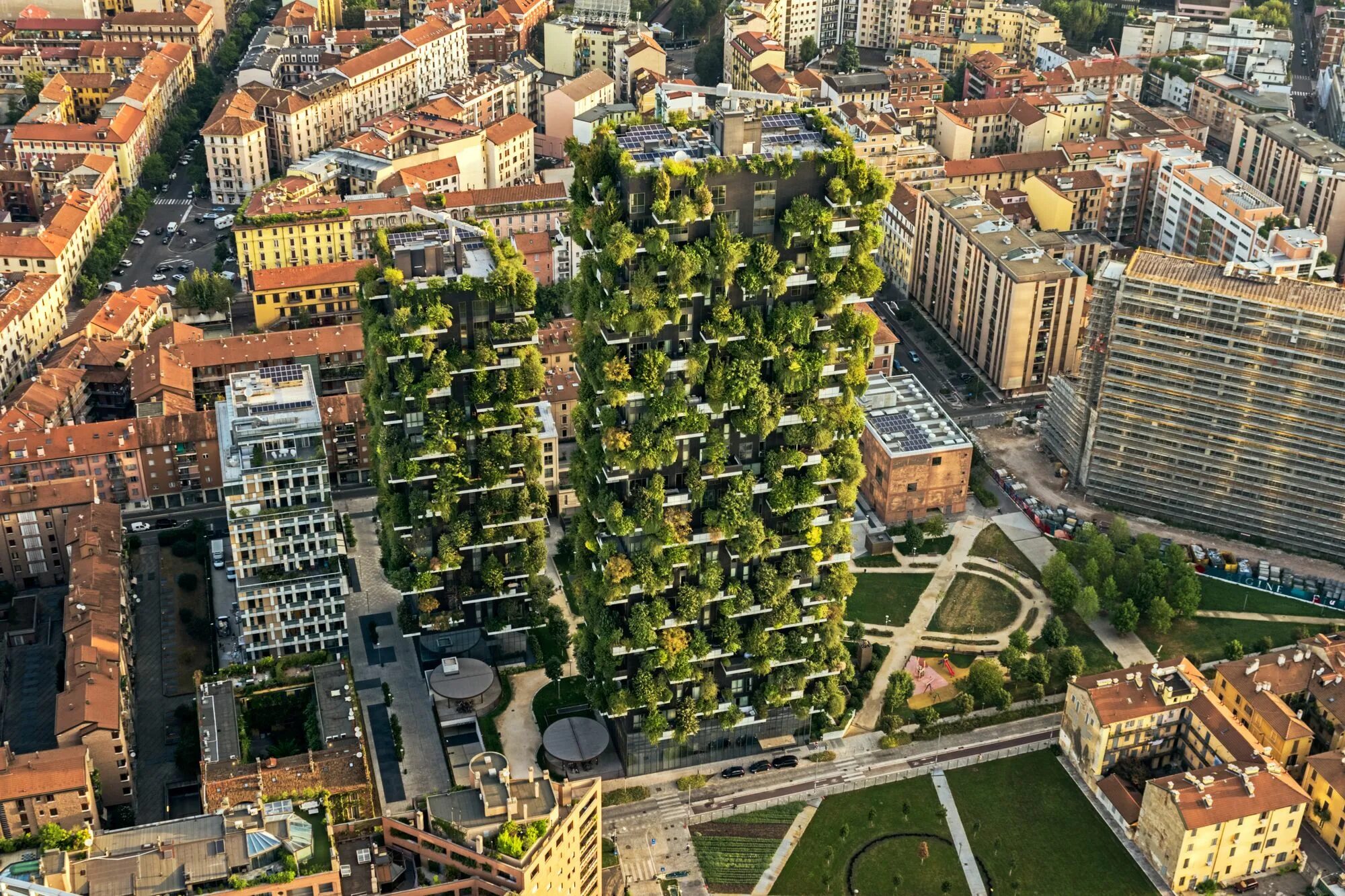 2 вертикальных. Bosco verticale Милан Италия. Bosco verticale (вертикальный лес). Жилой комплекс вертикальный лес Милан. Жилой комплекс «вертикальный лес», Милан, Италия.