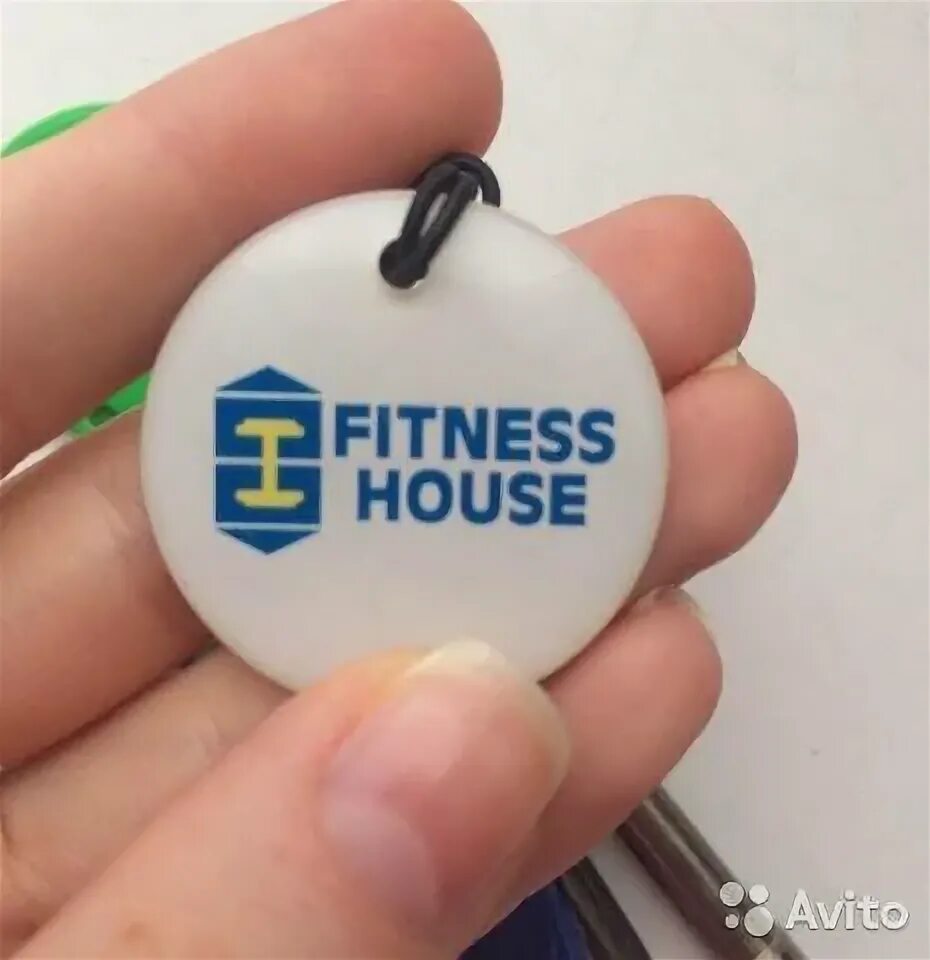 Абонемент в гатчинский парк 2024. Абонемент в фитнес Хаус. Брелок Fitness House. Фитнес Хаус браслет брелок. Жетон фитнес Хаус.