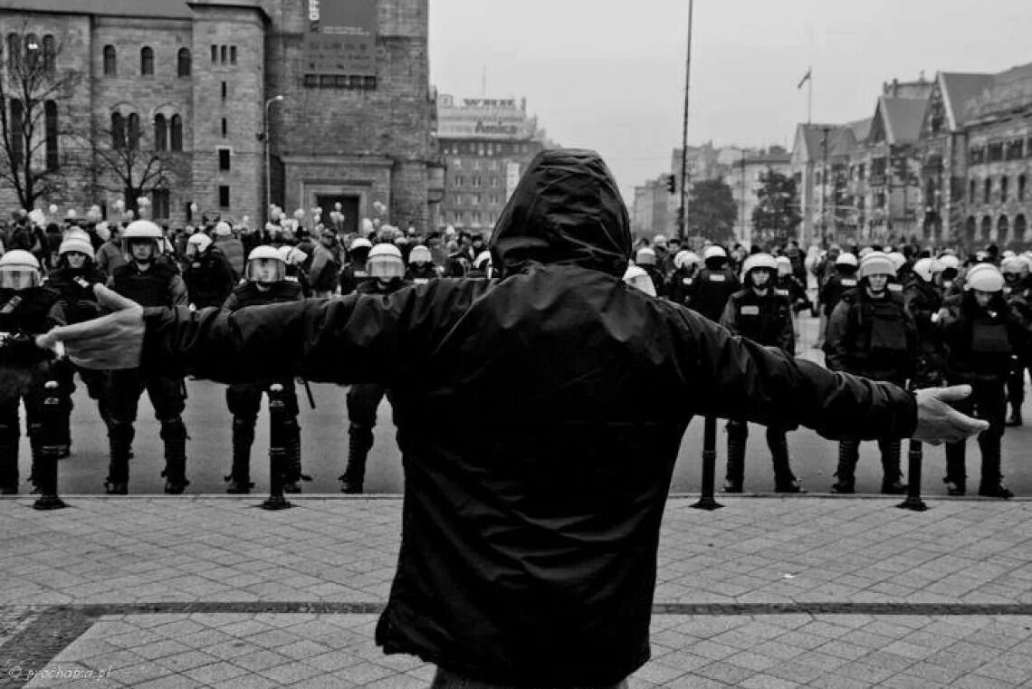 Люди идущие против власти. Митинги навального 2021. Люди идущие против власти. Митингующие с плакатами. Митинги в европе.