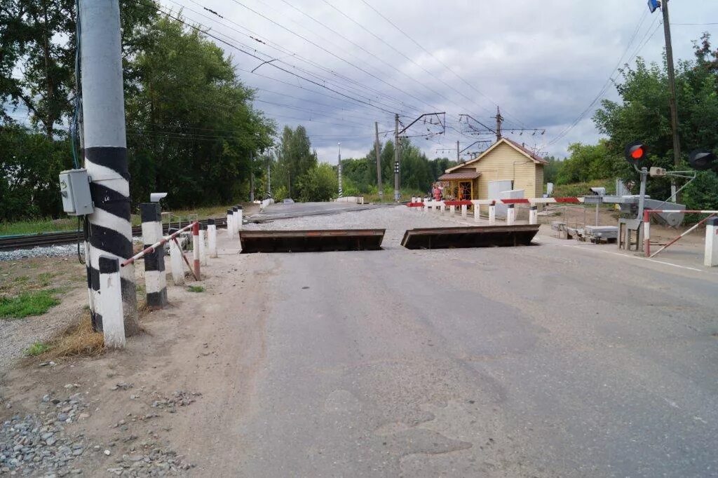 Переехать в киров. Киров Нововятский переезд. ЖД пути Кирово-Чепецк. Железнодорожный переезд. ЖД переезд.