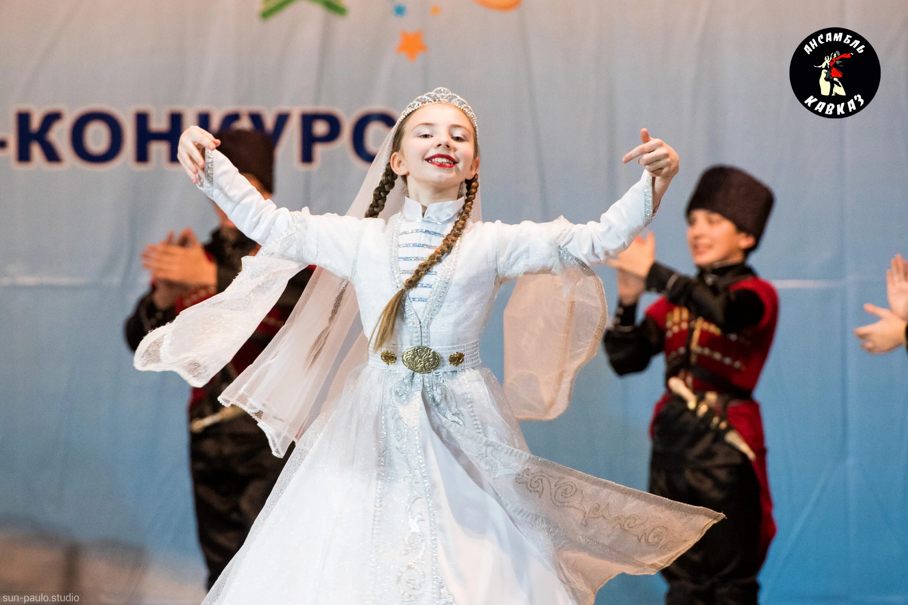 Кавказские танцы ростов. Кубанская пляска. Кавказские танцы. Школа кавказских танцев в ростове на дону. Студия кавказских танцев ростов.