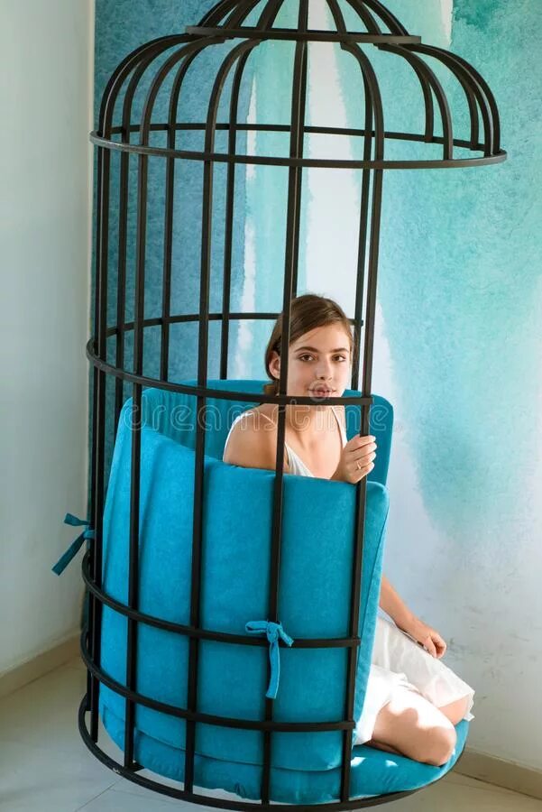 Кровать с клеткой для раба. Фотосессия в клетке. Клетка в подвале. Девушка в клетке фотосессия. Выпустил раба из клетки.