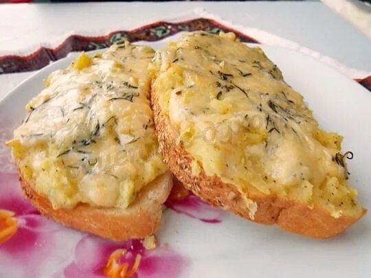 Горячий бутерброд с луком и яйцом. Горячие бутерброды в духовке с яйцом. бутерброды с пюре в духовке. бутерброд с пюре картофельным. горячий бутерброд с яйцом отварным.