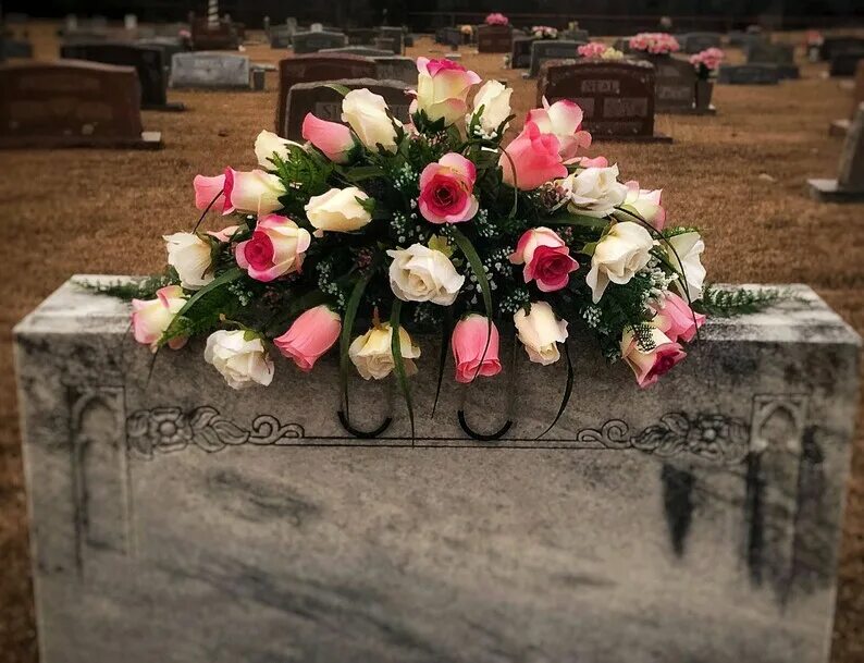 Кладбище с цветами. Цветы на кладбище многолетние. Могила с живыми цветами. Корзина с живыми цветами на кладбище.
