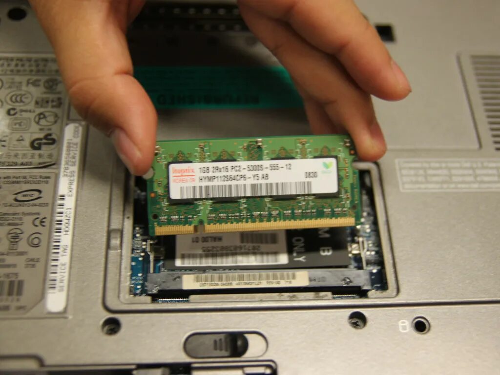 Оперативная память ddr4 4 гб so dimm. Какая оперативная память для ноутбука. Samsung ddr3 8gb 1600mhz. Ноутбук 1 слот расширения оперативной памяти. Ноутбучная оперативная память ddr3.