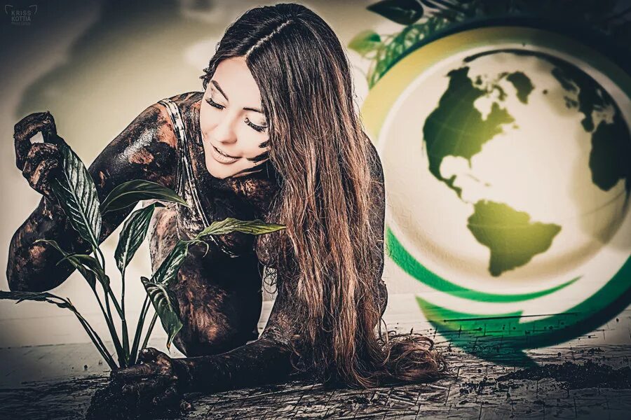 женщина земля 6. женщина земля 6. женщина держит ногами луну. земной шар в животе женщины. женщина земля 6.