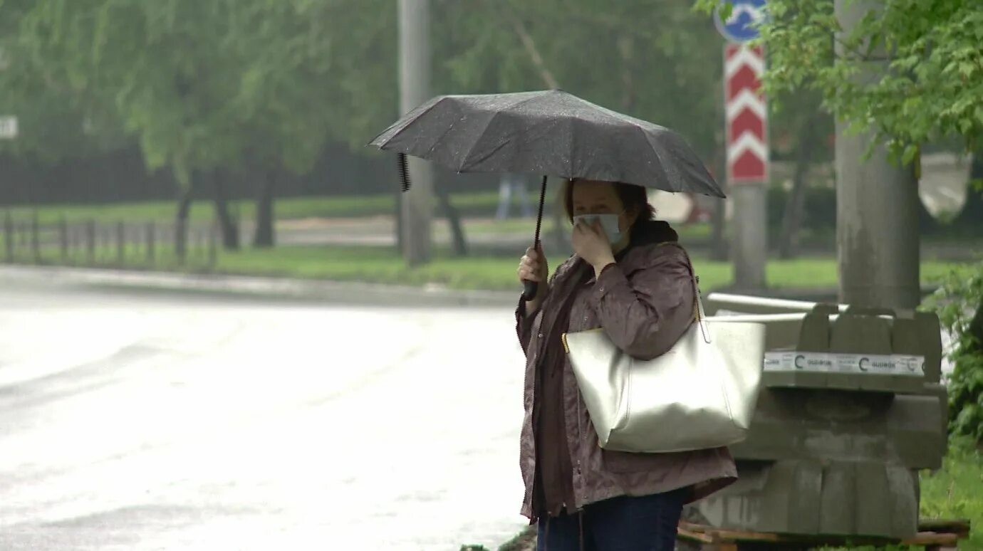 Остановка дождь. Остановка под дождем. Люди на остановке под дождем. Девушка под дождем на остановке.