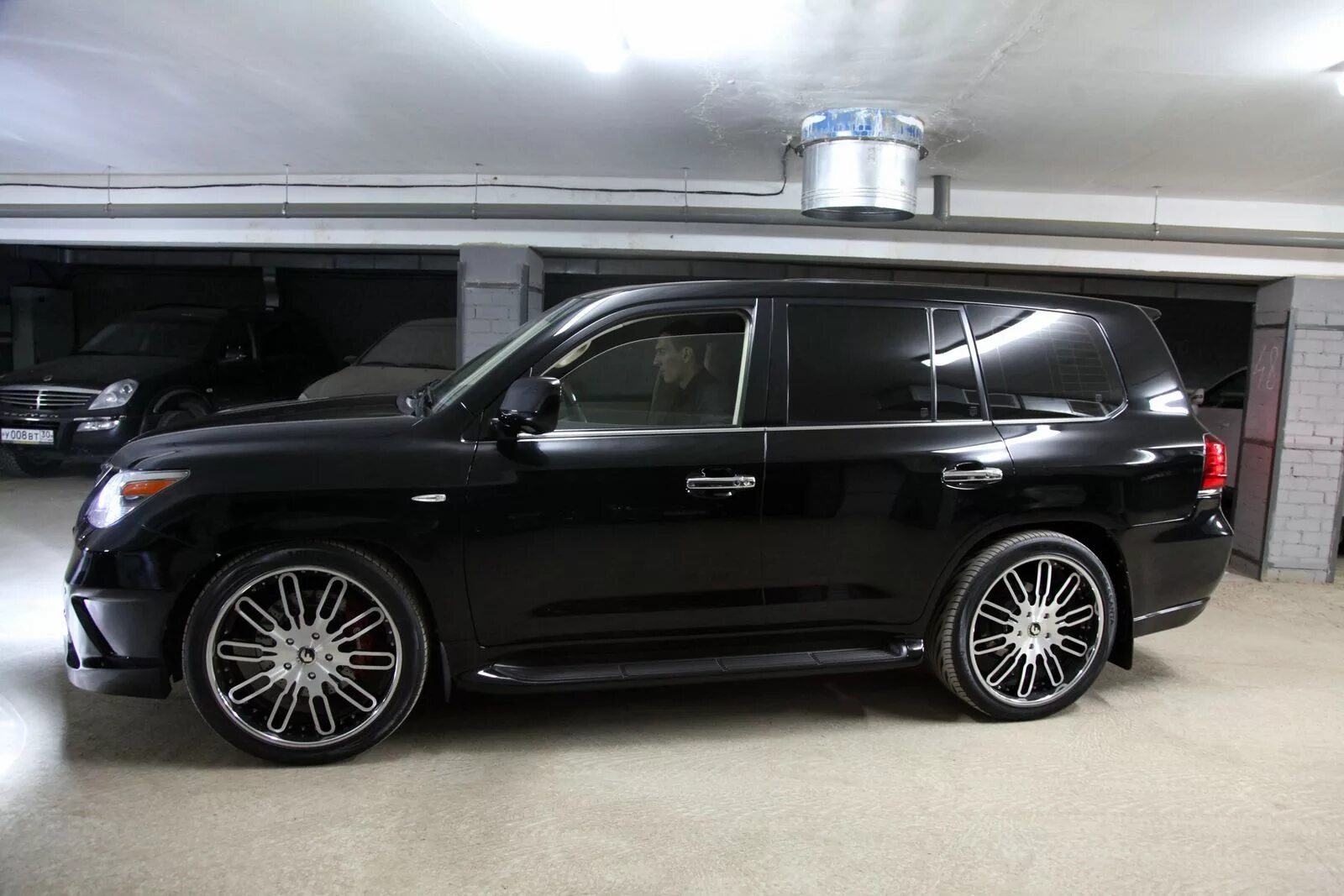 Диски на лексус 570. Invader диски Lexus lx570. Lx570 r22. Lexus LX 570 r22. Диски на Лексус LX 570 r22.