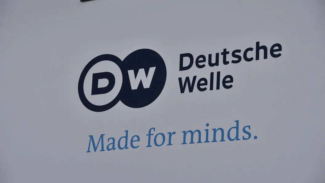 Дойче велле на русском ютуб. Deutsche Welle («немецкая волна»). Deutsche Welle в России. Deutsche Welle логотип. Дойче велле издание.