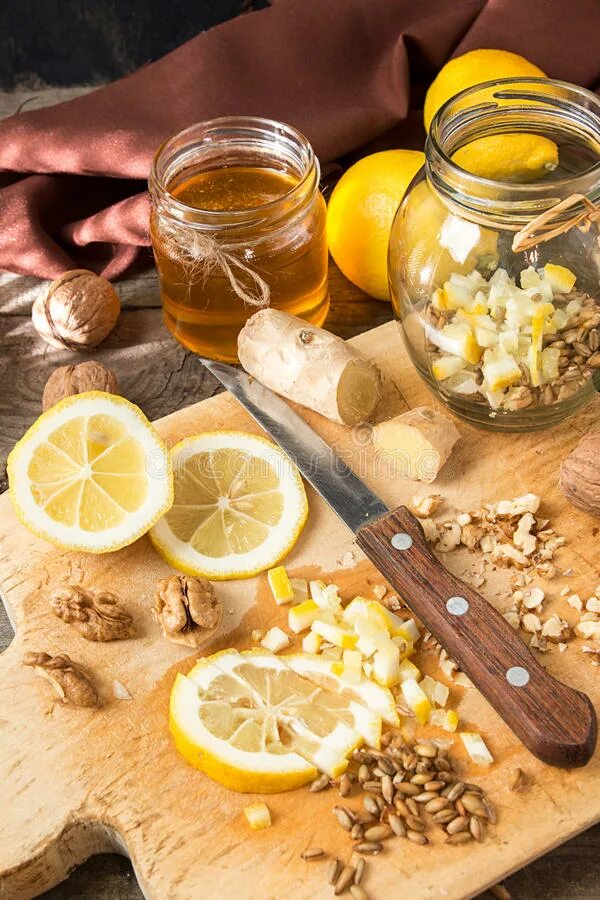 Мед орехи лимон польза. Мед имбирь орехи. Мед с орехами и лимоном. Мел чеснок и лимон орехи. Мед лимон имбирь грецкий орех.