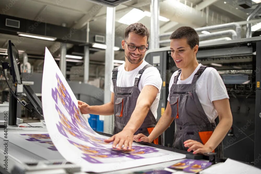 Print оператор. Работник печати. принт продакшн. производство стоковой изображение. printing worker.
