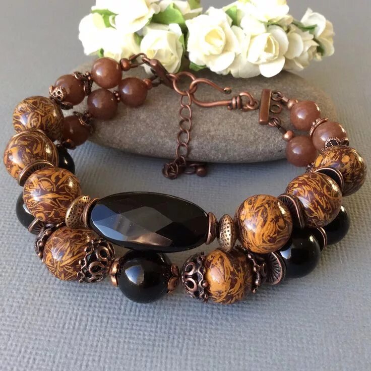 Браслеты из полудрагоценных камней. Браслет из каменных бусин. Браслеты из камней. Красивые браслеты из натуральных камней. Альмандин браслет.