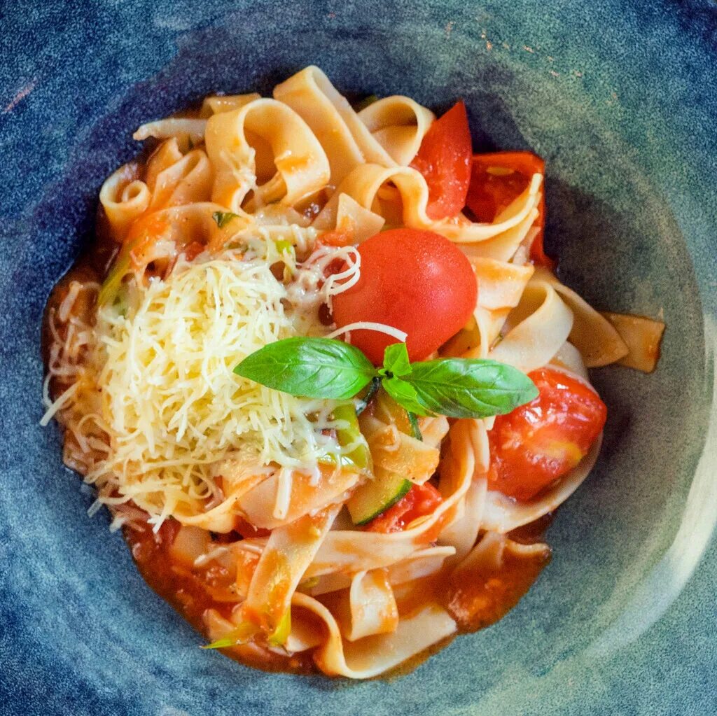 альфредо фетучини паста. фетучини красноярск. фетучини сочи ресторан. итальянская кухня логотип. Fettuccine – феттучини (ленточки).