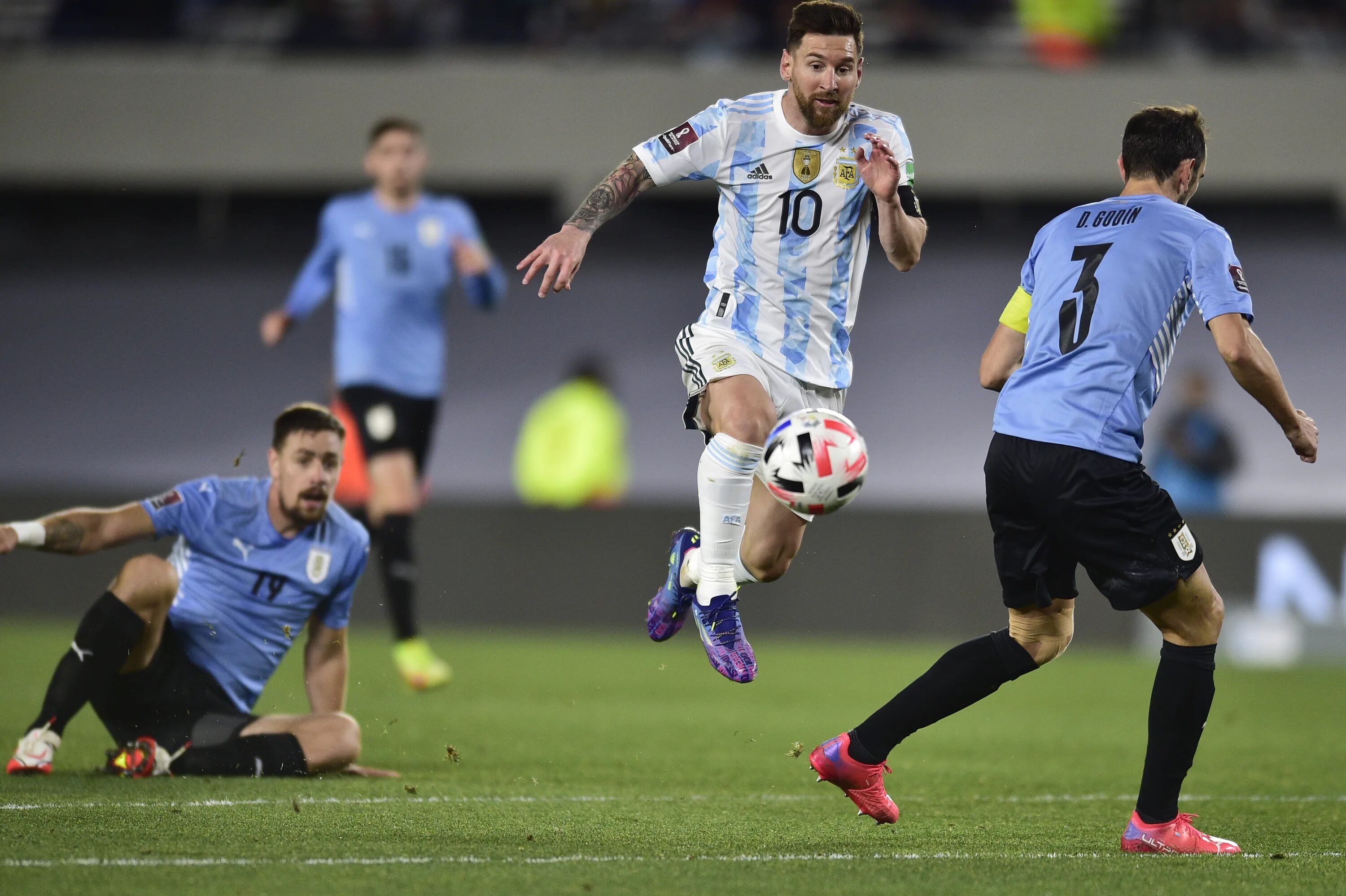 10 11 12 октября. Месси Аргентина 2022. Аргентина Уругвай 2021. Месси сборная Аргентины 2022. Месси матч Аргентина.