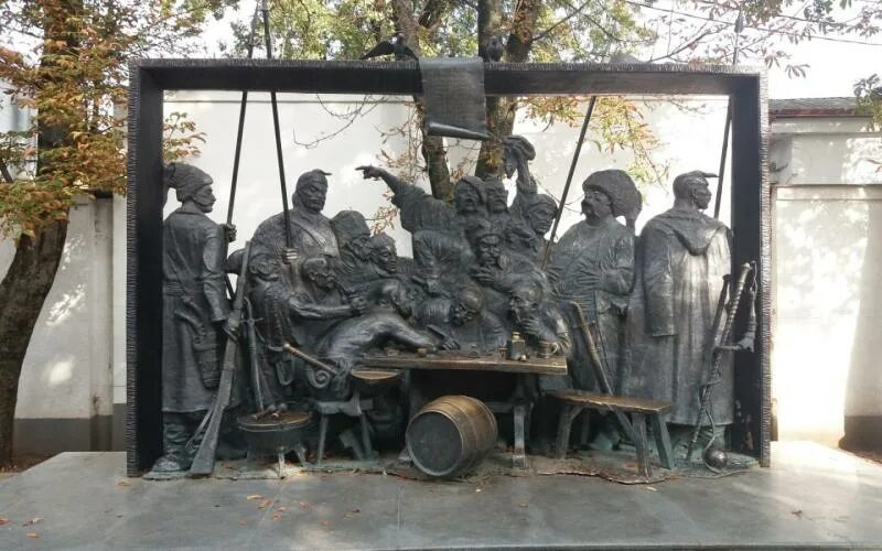 Краснодар запорожцы. Запорожцы скульптура в краснодаре. Скульптура запорожские казаки краснодар. Краснодар запорожцы. Памятник запорожским казакам в краснодаре.