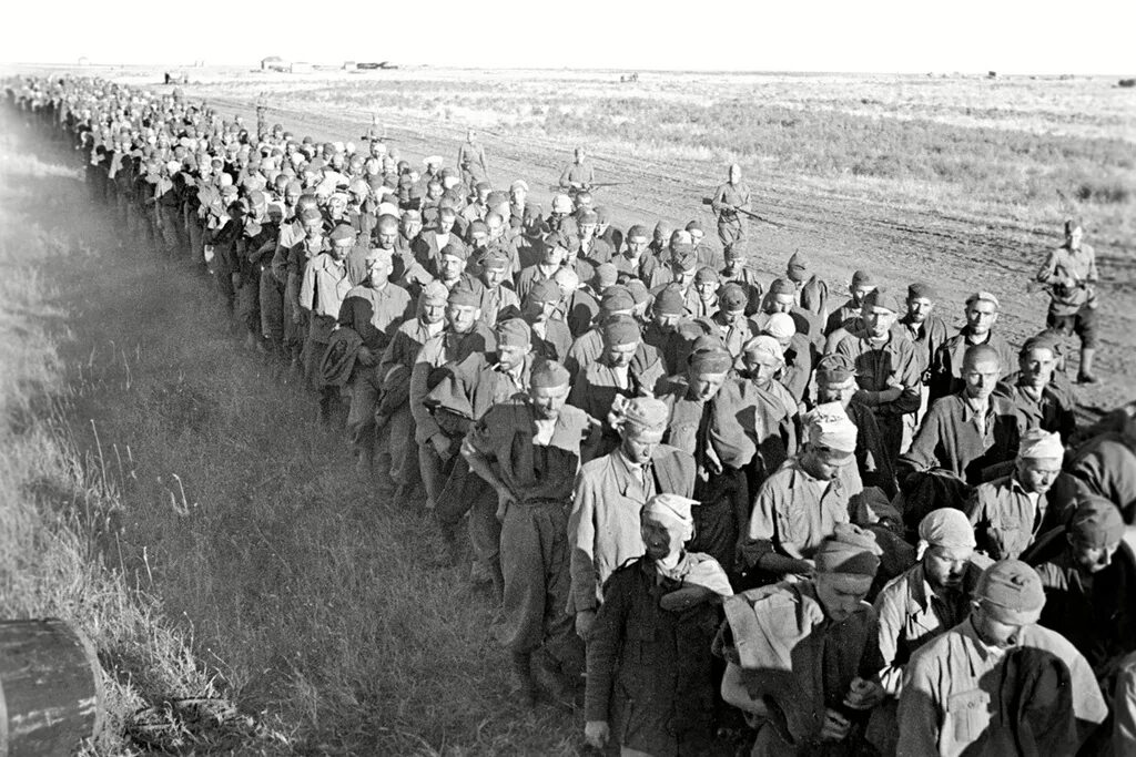 Плен 1942. Советские пленные крым 1942. пленные севастопольцы 1942. советские военнопленные в крыму 1942. советские пленные харьков 1942.