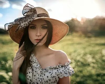 Девушка в шляпе