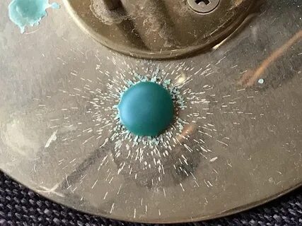 На стеклянную пластинку или блюдце