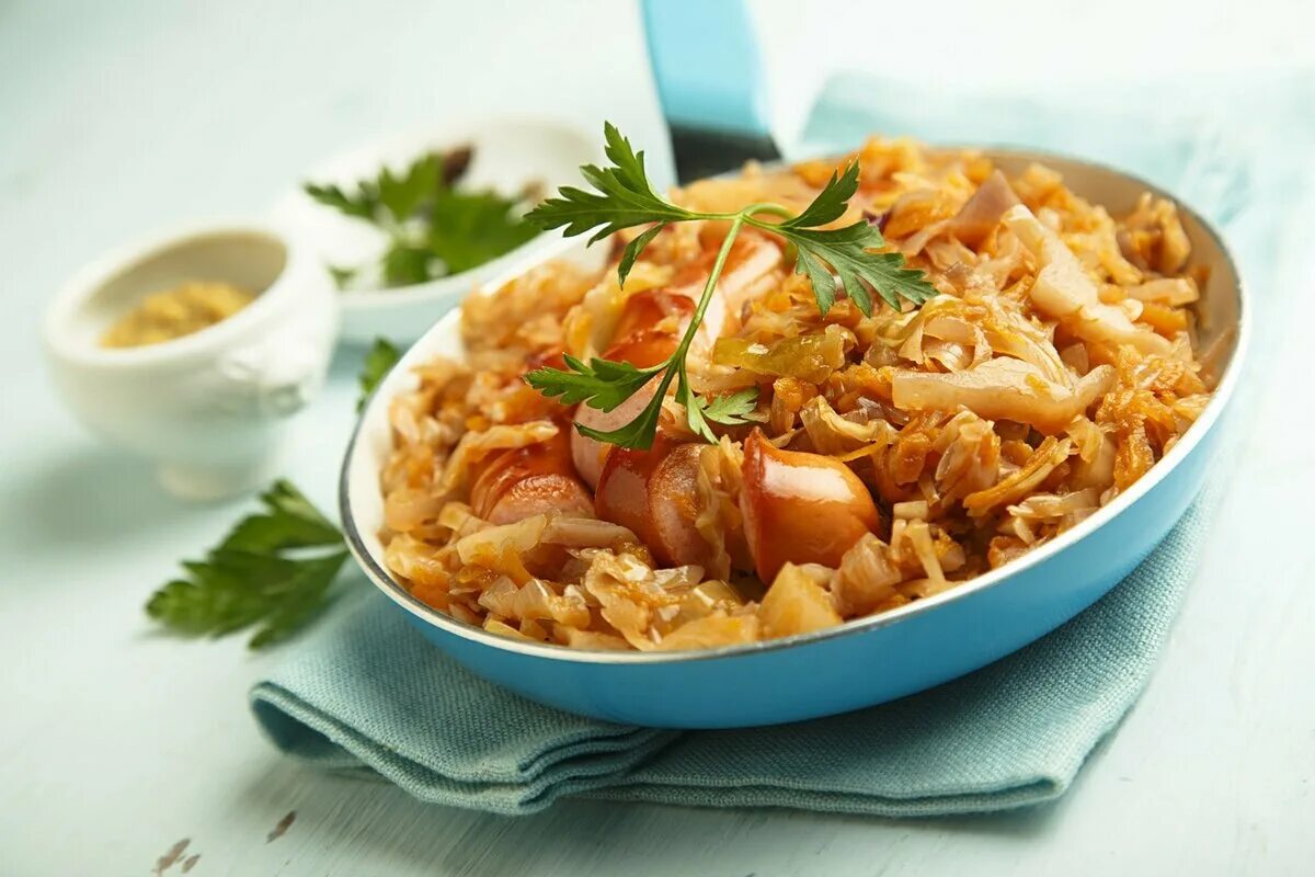 Квашеная капуста со свининой в мультиварке. Капуста тушеная бигус. Бигус с квашеной капустой. Квашеная капуста со свининой в мультиварке. Потушить капусту в мультиварке.