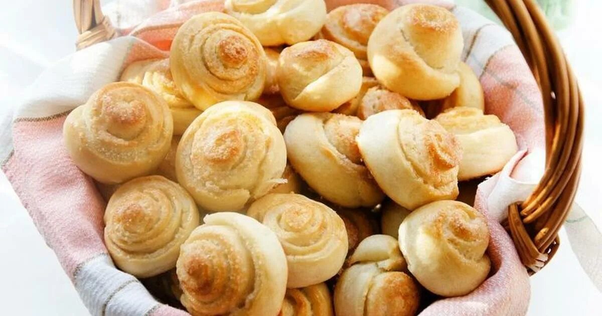 Булочки к чаю рецепт. Булочка улитка. плюшки к чаю. булочки к чаю. булочка чайная.