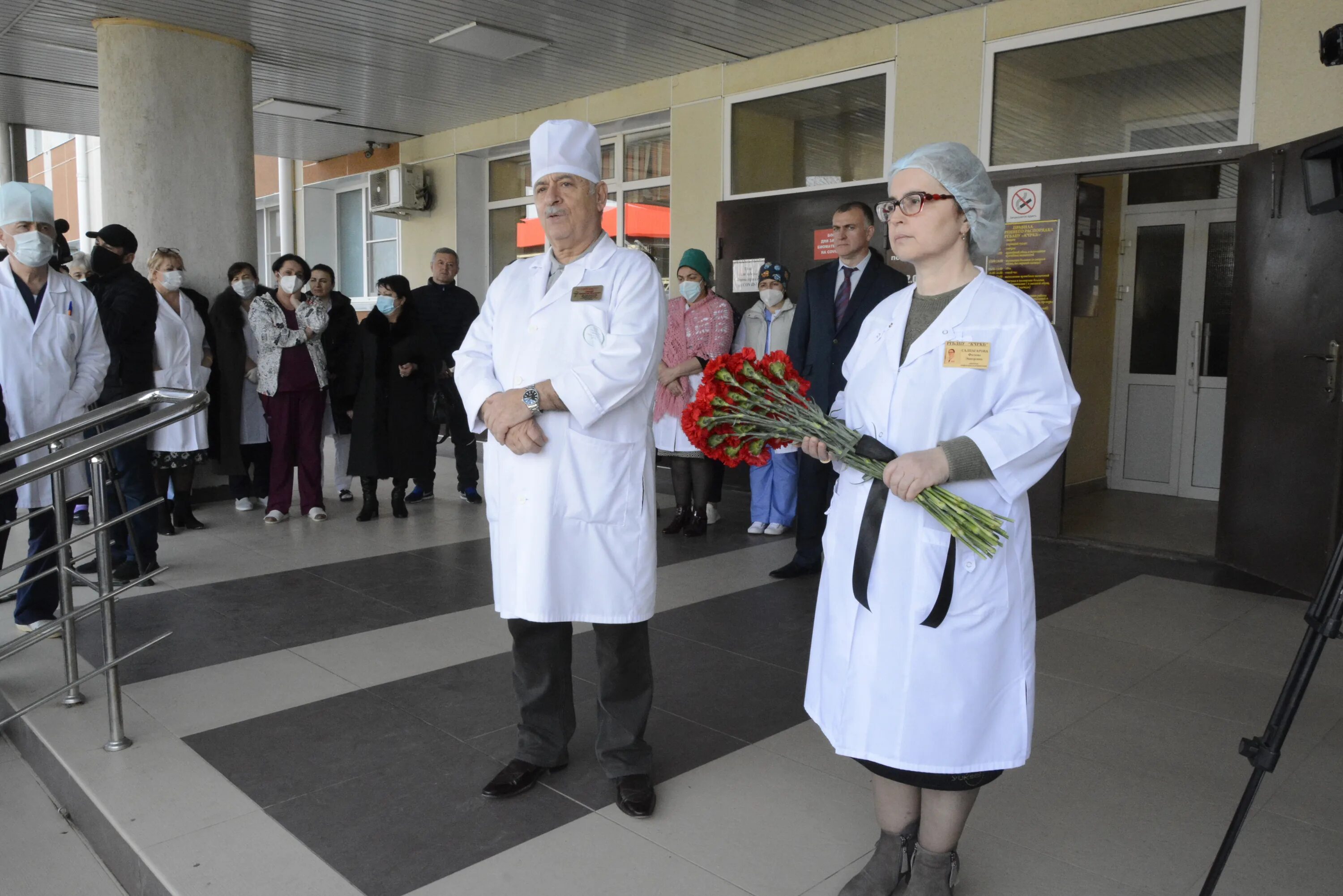 Поликлиника черкесск врачи. Заслуженный врач КЧР. Главврач республиканской больницы КЧР. Кожвендиспансер врачи КЧР Черкесск. Врачи республиканской больницы КЧР.