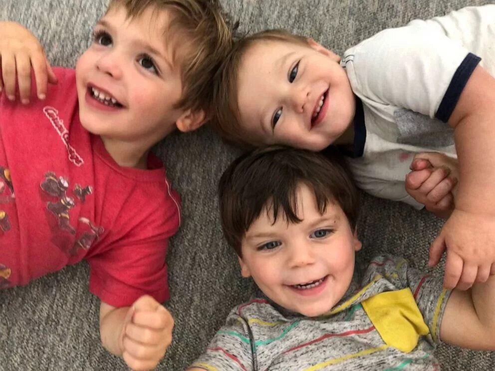 Мом son. Mom 2 boys. Mom 2 boys. Два братика. Mom 2 boys.