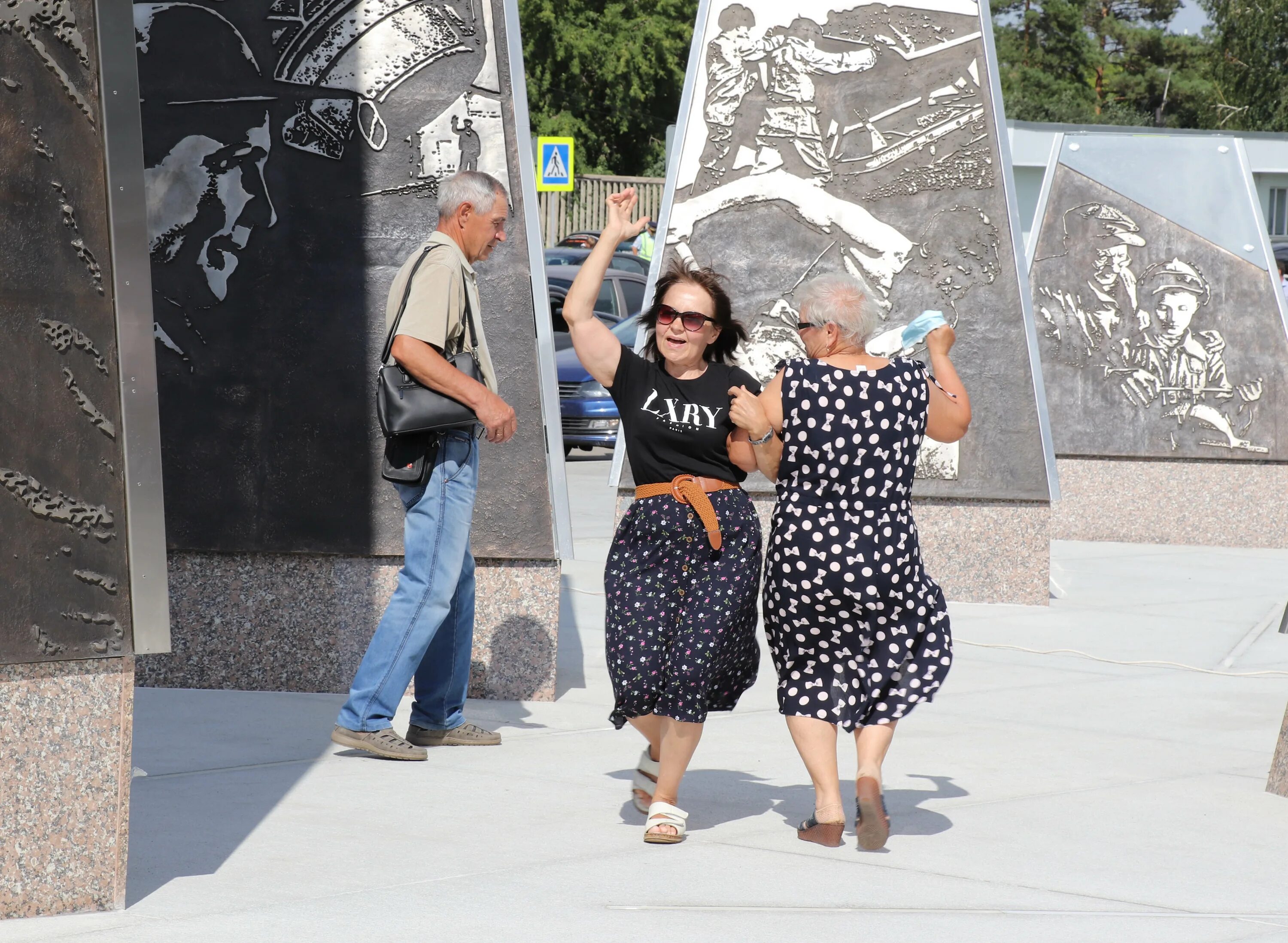 Магнитогорск город трудовой доблести и славы. Магнитогорск город трудовой славы. Доблесть магнитогорск. Памятник тыл фронту магнитогорск ночью. Стела трудовой доблести магнитогорск.