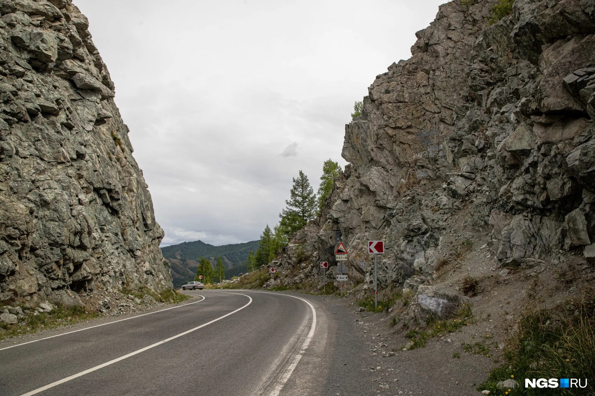 Чуйский тракт лето. Старый чуйский тракт. Чуйский тракт дискавери. Скалы на чуйском тракте. Алтай дорога чуйский тракт.
