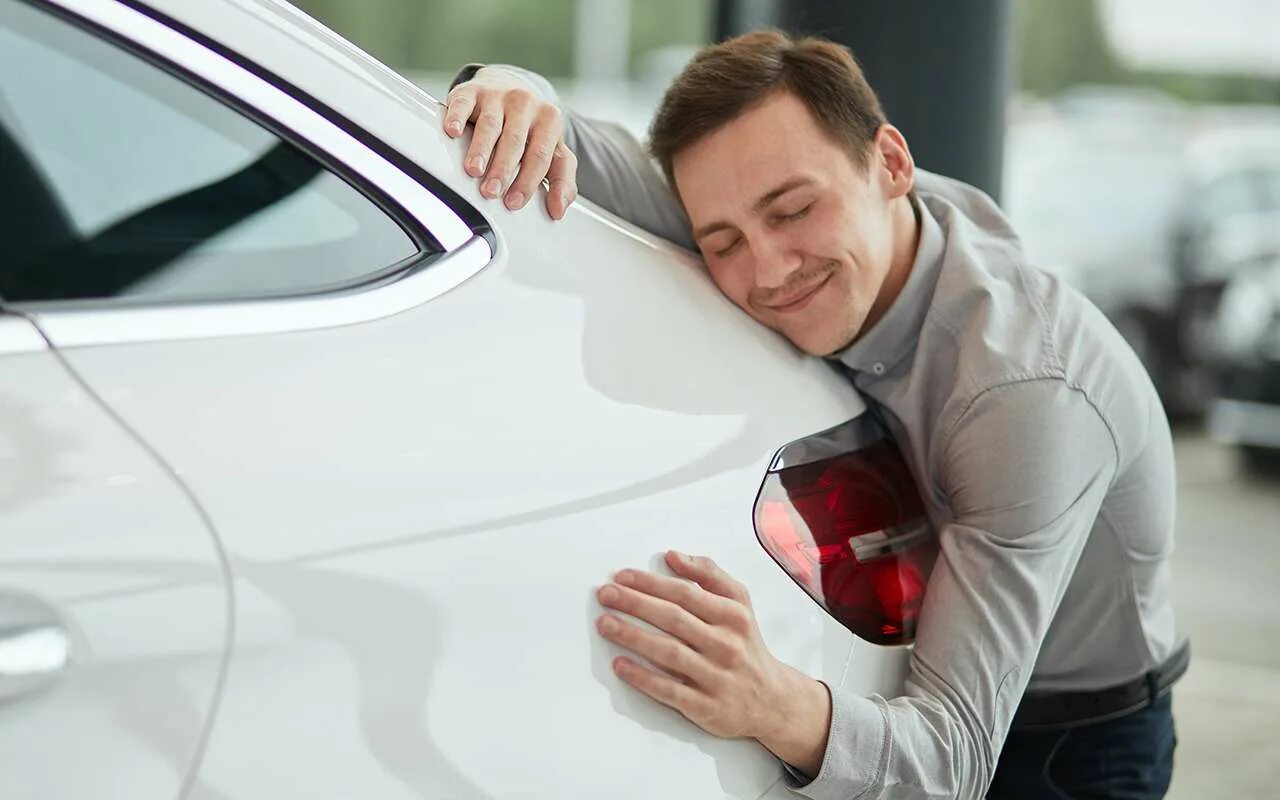 Как продавать машину в 2025 году. Любимый автомобиль. мужчина обнимает свою машину. владение автомобилем. мужчина со своей машиной.