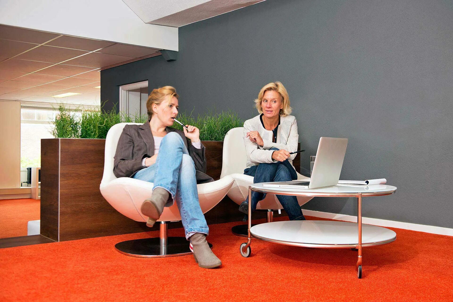 Разговор людей. Грустный коллектив. Ожидание в очереди. Два человека общаются. Waiting for a call картинка.