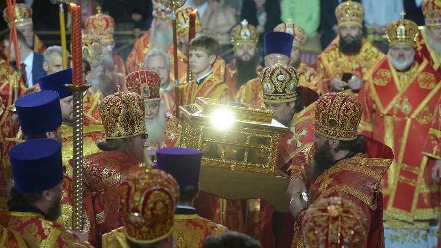 Мощи николая чудотворца во владимире. Мощи Николая Чудотворца в Москве встреча сопровождение. Поклонение мощам Николая Чудотворца в храме Христа Спасителя. Мощи Ушакова прибыли спецрейсом.