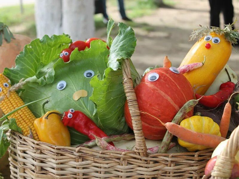 Как сделать урожай. Корзинка с осенними дарами. Осенние дары природы. Тележка с тыквами. Как сделать урожай.