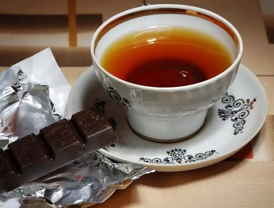 Почему чай сладкий. Конфеты к чаю. Чай с шоколадом. Чашечка чая с шоколадкой. Чай с конфетами.