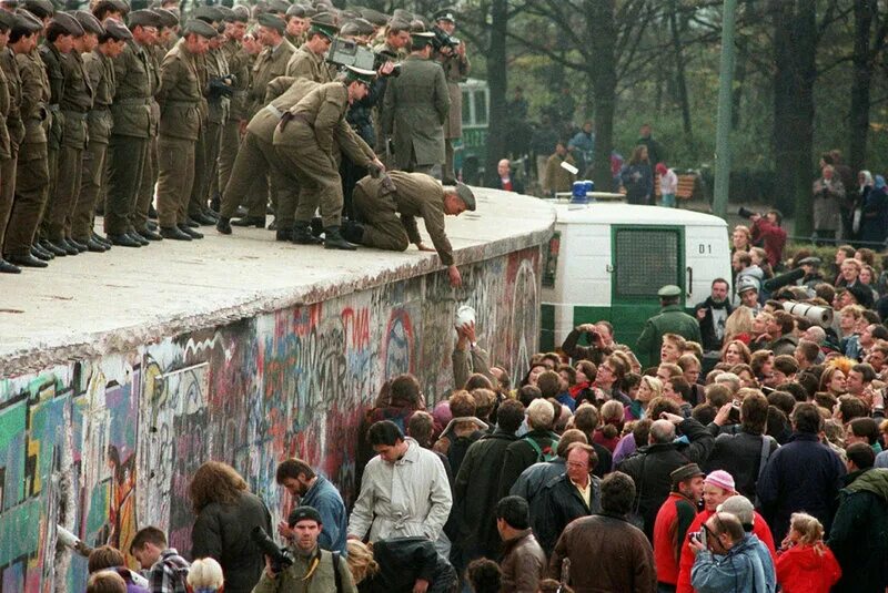 Крушение берлинской стены. Берлинская стена 1989. разрушение берлинской стены 1989. берлинская стена 1989 горбачев. 1989 германская стена.