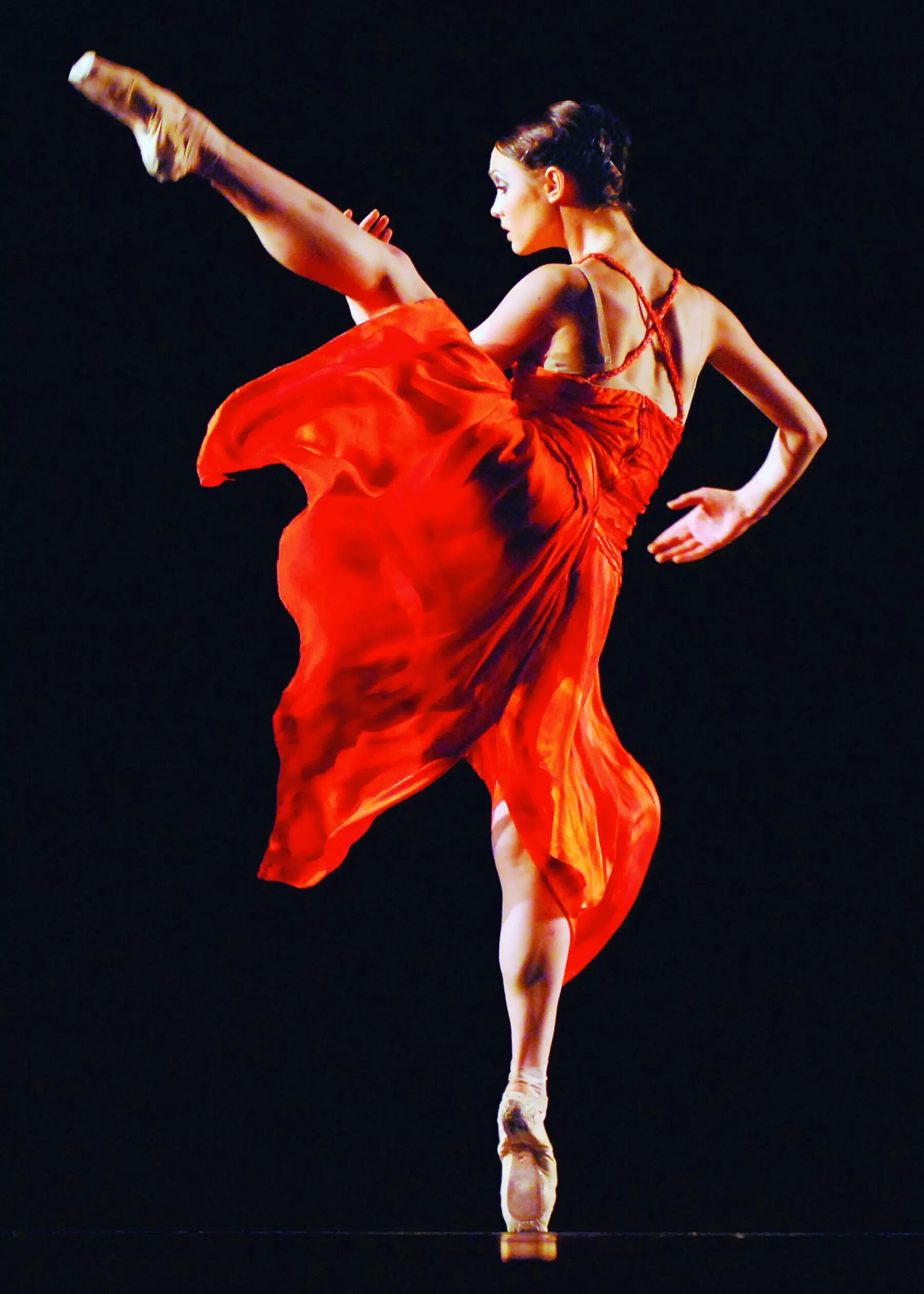 девушка танцует. горячий танец. девушки танцующие танго. девушка в красном платье танцует. красное платье для танцев.