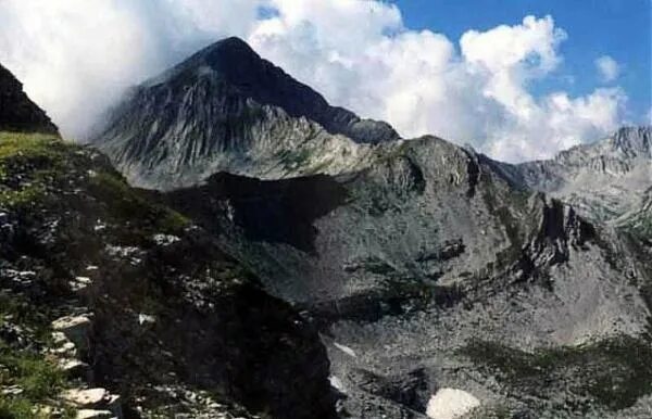 Священная гора 5 букв. Гора Арабика Абхазия. Хребет Арабика Абхазия. Гора Арабика в Абхазии фото. Арабика (горный массив).
