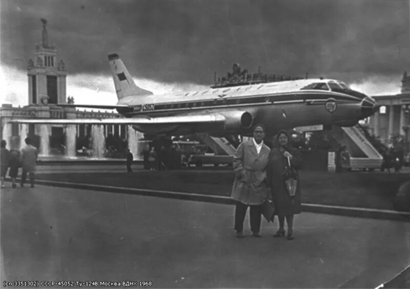 Ту-124 сел на неву в 1963. Ту-124 вднх. Посадка ту-124 на неву в 1963. Посадка ту 124. Приводнение на неву ту-124.