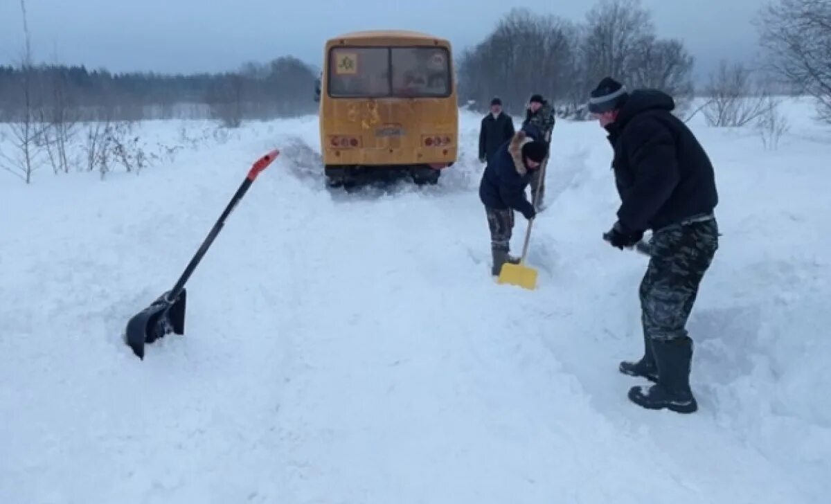 Дорогу в глубоком снегу. Автобус застрял в рыхлом снегу. Школьный автобус застрял в Адыгеи 4 февраля. Автобус застрял в снегу официально. На горнике в Глубоком снегу.