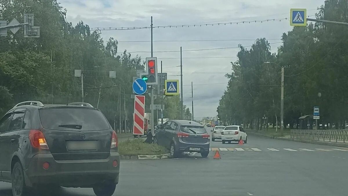 Люди на остановке. Новости ярославля 20 мая 2024. Пожарные ярославль. Экскурсоводы ярославского худож муз. Пожар на труфанова ярославль.