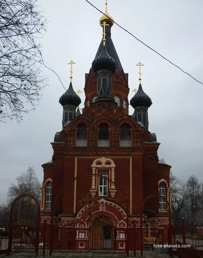 Храм преображения бежица. Спасо-гробовская церковь брянск. преображенская церковь брянск. храм спаса поликарпова монастыря брянск. брянск московский проспект церковь.