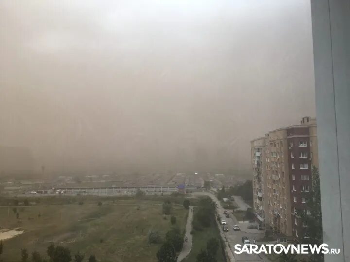 Бури на сегодня новокузнецк. Пыльная буря в Саратове. Песчаная буря Саратов. Пыльная буря в Буденновске. Пыльная буря Саратов 1 июля 2022.