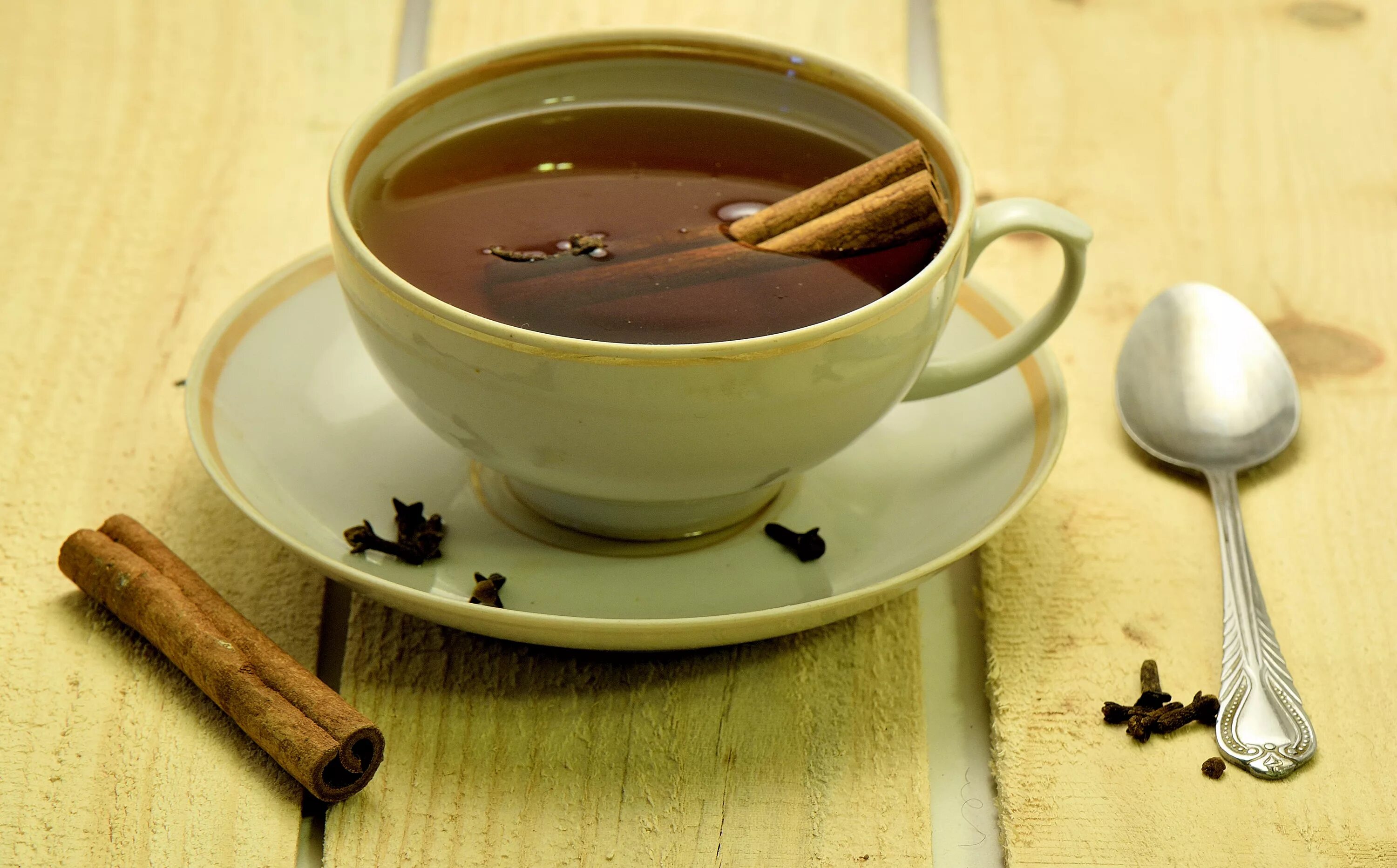 Чай с корицей. Чай из корицы. Чай и кофе. Корица с чаем.