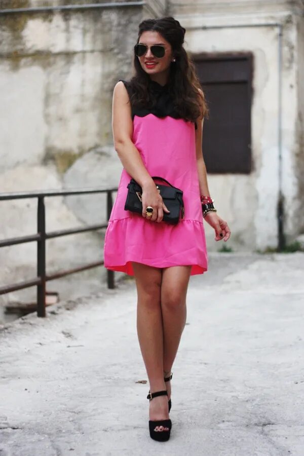 Платье черно-розовое. Черное платье с розовыми туфлями. Розовое платье с черными колготками. Черные туфли под розовое платье. Розовое платье колготки