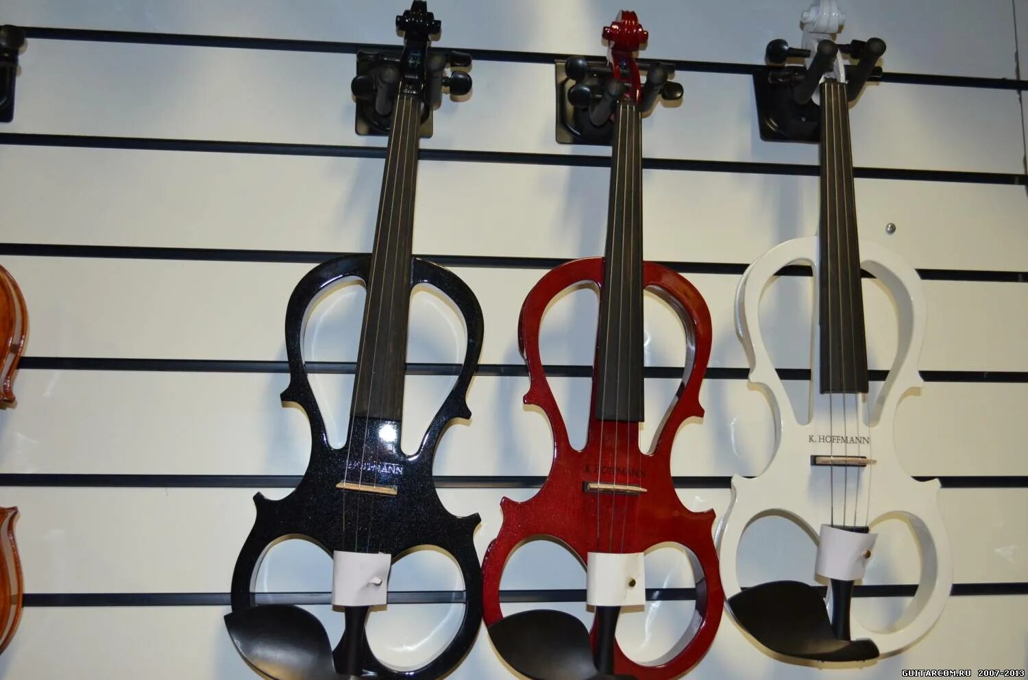 В музыкальном магазине продают скрипки и гитары. Накладки грифа скрипки. Магазин музыкальных инструментов. Магазин скрипок. Электроскрипка со смычком.