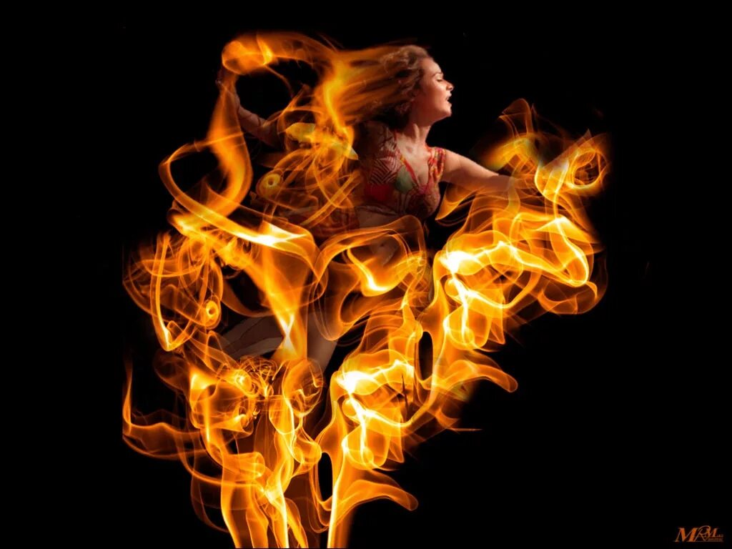 Я ловлю огнем. Женщина огонь. Огненная женщина. Огненная девушка. Красивая девушка в огне.