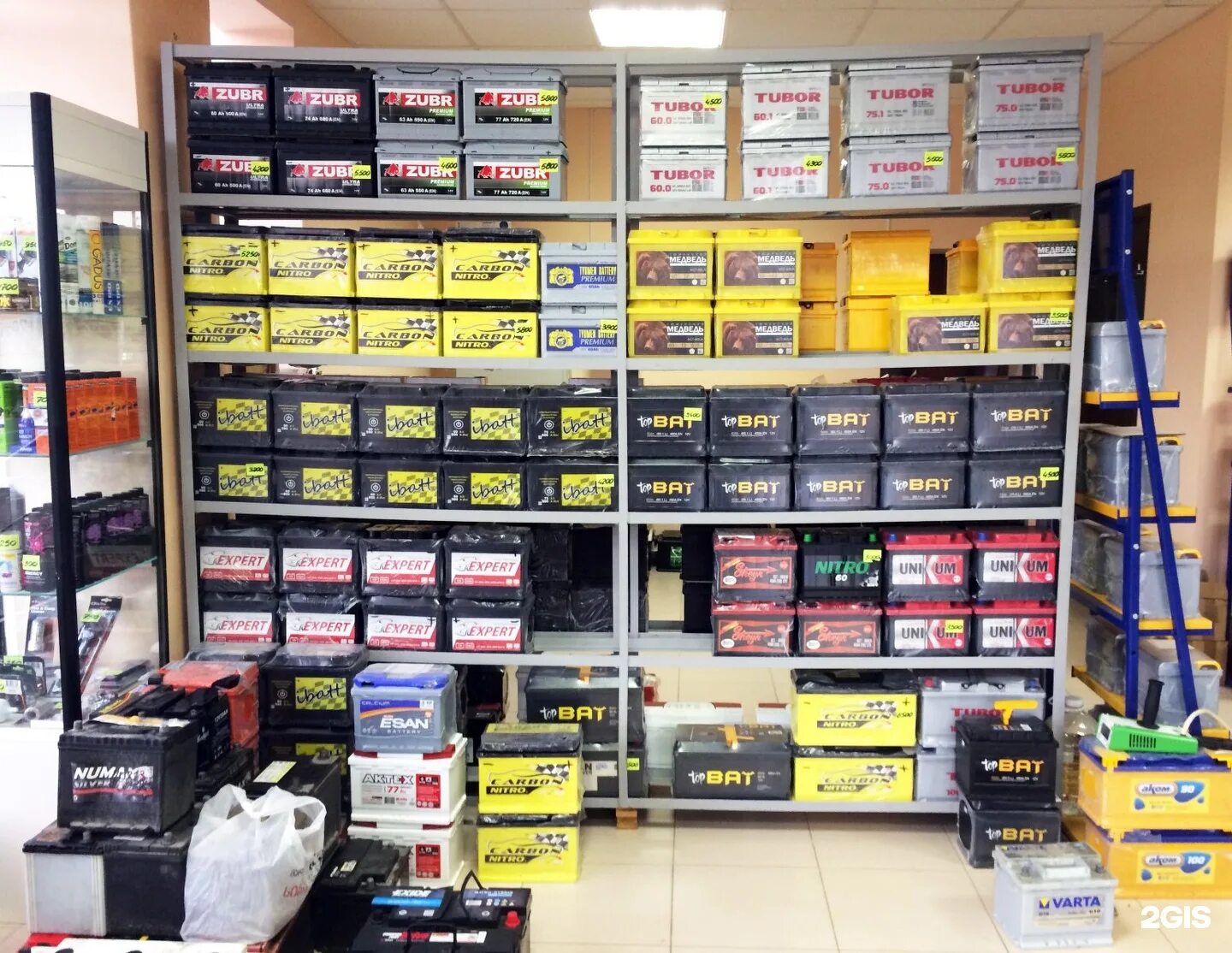 варта 145 ач. аккумуляторы - специализированный магазин. витрина для аккумуляторов. аккумуляторы ассортимент. батарейка магазин.