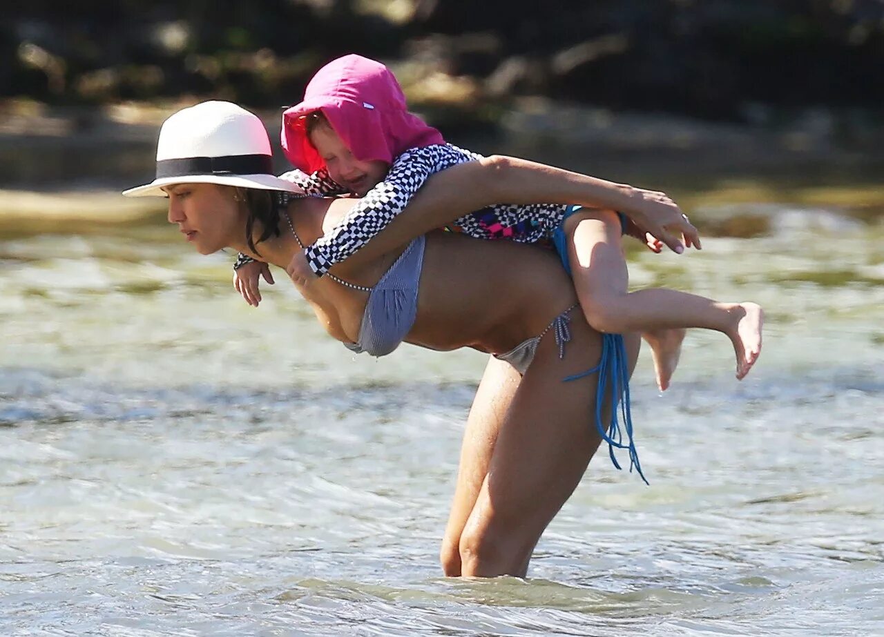 клаудия романи фото. попка нина добрев. пляжные девочки. миранда керр конфуз. девушки светят на пляже.