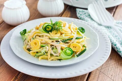 Салат с блинами курицей огурцами