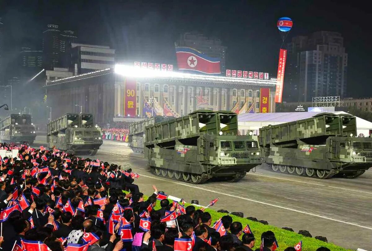 Ночной парад. Парад в Северной Корее 2022. Военные парады в Северной Корее 2022. Парад Северной Кореи 2022 техника.